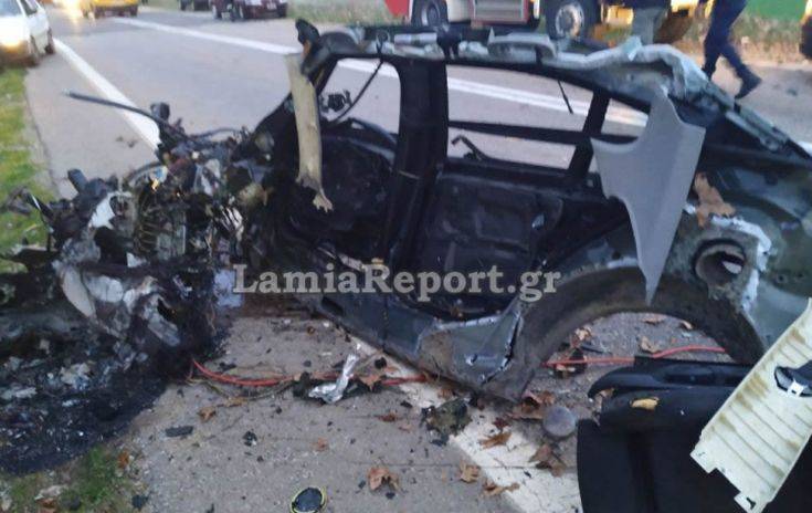 Σοκαριστικό τροχαίο στη Φθιώτιδα: Το αυτοκίνητο έπεσε σε δέντρο και κόπηκε στα δύο