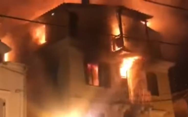 Φωτιά στην Κέρκυρα: Μητέρα και παιδί πήδηξαν από τον 3ο και σώθηκαν χάρη στην τέντα εστιατορίου