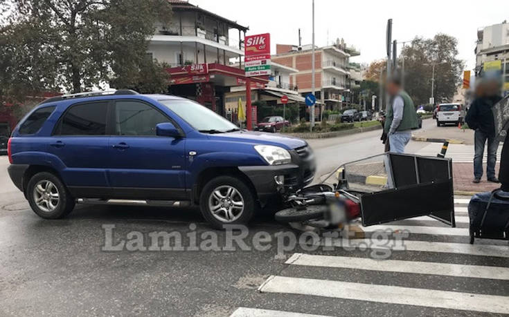 Τροχαίο με ντελιβερά στη Λαμία, τον έσωσε το κράνος