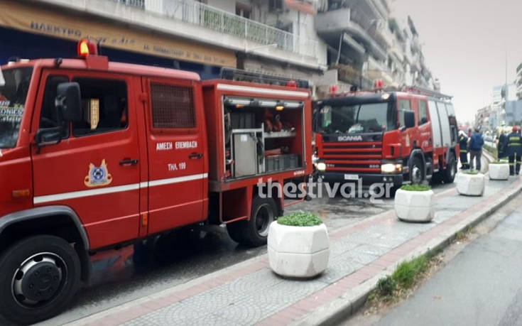 Φωτιά σε διαμέρισμα στη Θεσσαλονίκη, απεγκλωβίστηκε ο ένοικος