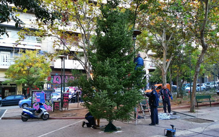 Εξάρχεια: Χριστουγεννιάτικο δέντρο και παρέμβαση καθαριότητας &#8211; αποκατάστασης στην πλατεία