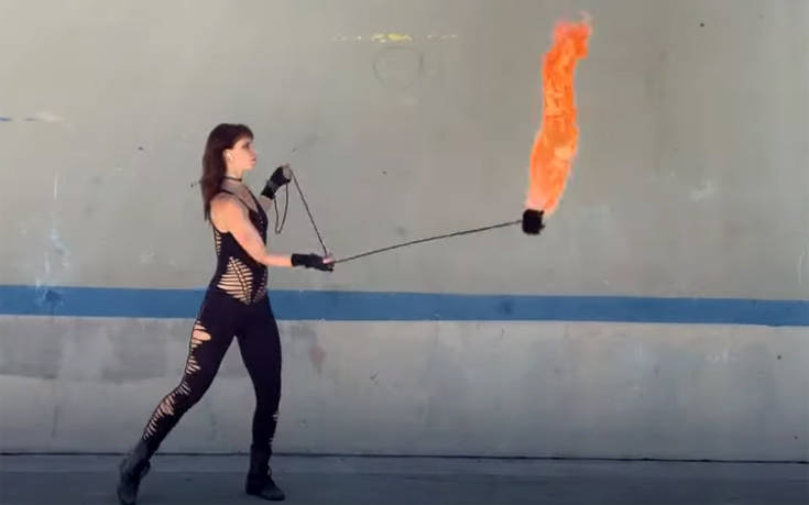 Εντυπωσιακός χορός με φλεγόμενο σκοινί