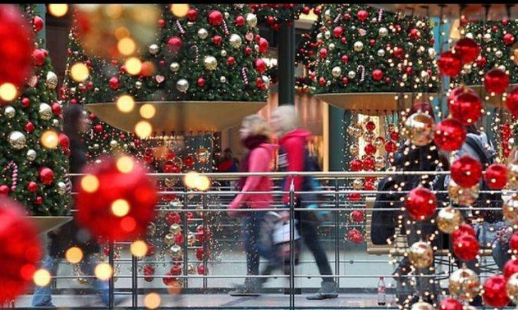 Σε ρυθμούς Πρωτοχρονιάς τα εμπορικά καταστήματα και τα σούπερ μάρκετ – Τι ώρες θα είναι ανοιχτά