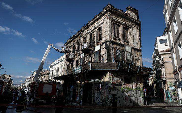 Εικόνες από την φωτιά σε κτίριο της Ερμού