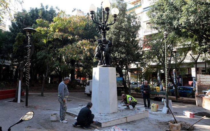 Συνθήματα κατά του Κώστα Μπακογιάννη στα Εξάρχεια