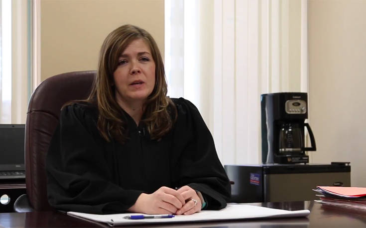 Δικαστής κατηγορείται ότι είχε έκανε τρίο με συναδέλφους της στο γραφείο της