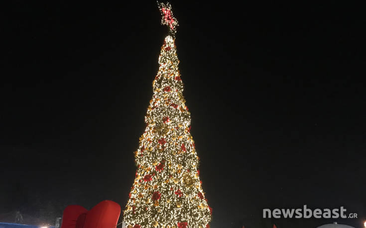 Χριστούγεννα 2019: Φωταγωγήθηκε το δέντρο στο Πεδίο του Άρεως