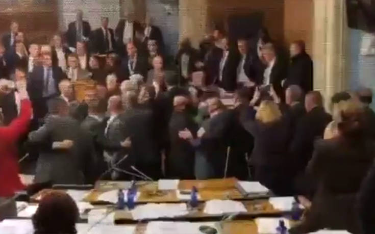 Χαμός στο κοινοβούλιο στο Μαυροβούνιο, συνελήφθησαν 18 βουλευτές