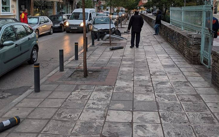 Θεσσαλονίκη: Τρελή πορεία οχήματος που καρφώθηκε σε κολωνάκια