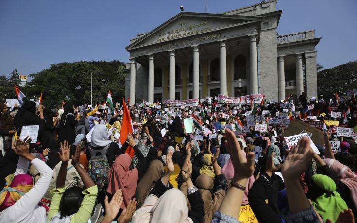 Ινδία: Με ενισχυμένα μέτρα ασφαλείας και μπλόκο στο ίντερνετ απαντούν οι αρχές στις διαδηλώσεις