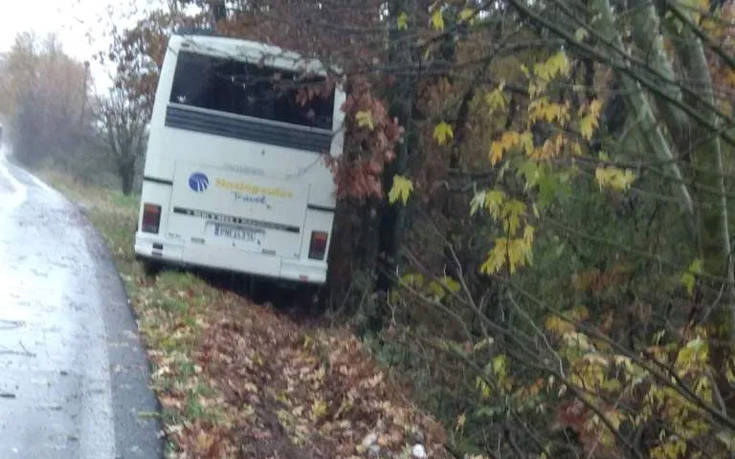 Εκτροπή λεωφορείου με μαθητές έξω από την Καλαμπάκα