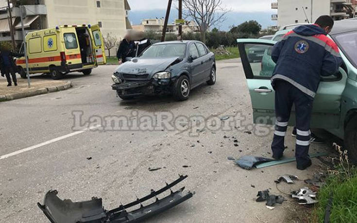 Γερή σύγκρουση αυτοκινήτων σε επικίνδυνη διασταύρωση στη Λαμία