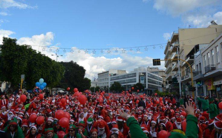 Χανιά: Ξεχύθηκαν στους δρόμους οι Άη Βασίληδες του Santa Run