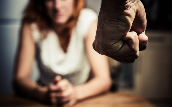 Ιστορίες απελπισίας και πόνου πίσω από κλειστές πόρτες: 4.870 καταγγελίες για ενδοοικογενειακή βία