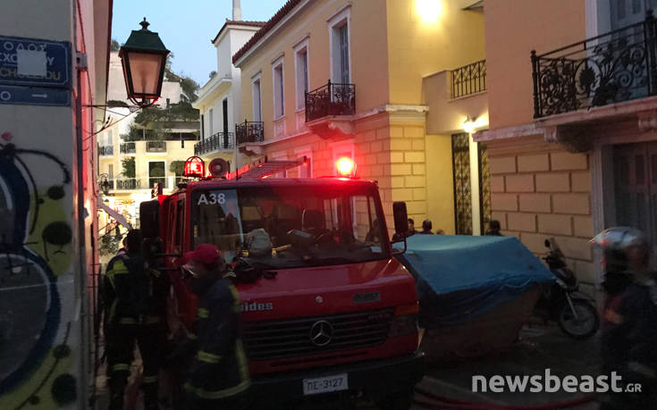 Φωτιά στην Πλάκα: Οι πρώτες εικόνες