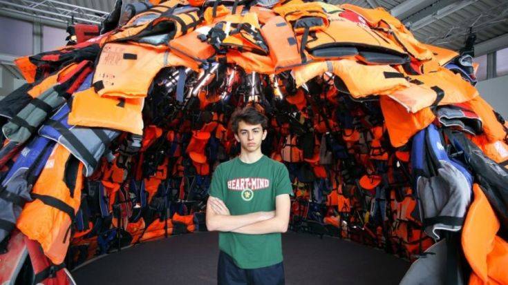 Γαλλία: Κατέστρεψαν έργο Έλληνα καλλιτέχνη για την προσφυγική κρίση