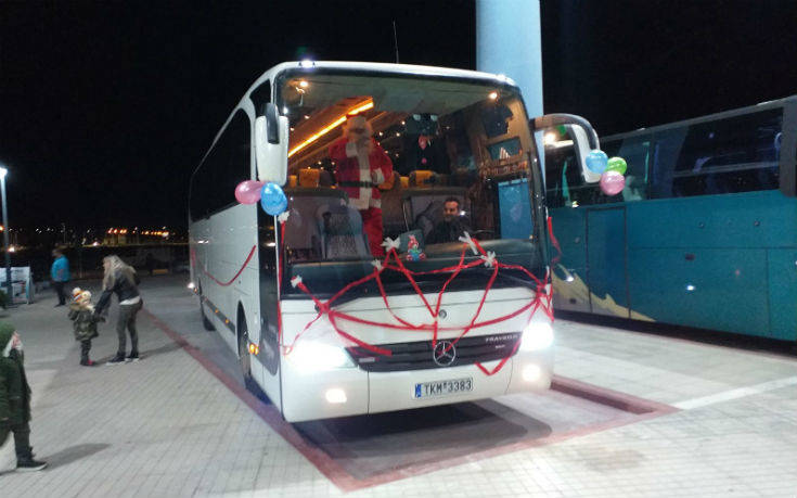 Ο Άγιος Βασίλης έφτασε με το… ΚΤΕΛ στα Τρίκαλα