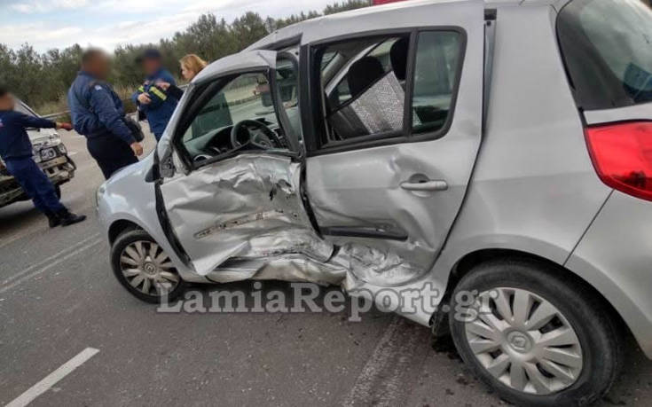 Σφοδρή σύγκρουση στη Λαμία, εγκλωβίστηκε 80χρονος οδηγός