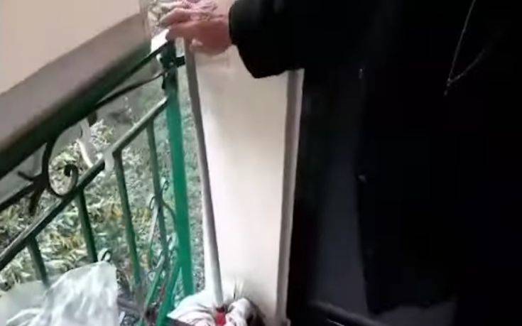 Χίος: 80χρονη έδιωξε διαρρήκτη με την σφουγγαρίστρα