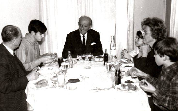 Γεώργιος, Ανδρέας, Γιώργος, Σοφία, Αντρίκος και Μαργαρίτα Παπανδρέου τρώνε… πιτόγυρα