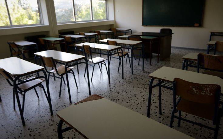 Εξαγριωμένος πατέρας στο Αγρίνιο πέταξε μπουκάλι με νερό στο κεφάλι διευθύντριας – Έκανε γης Μαδιάμ το γραφείο