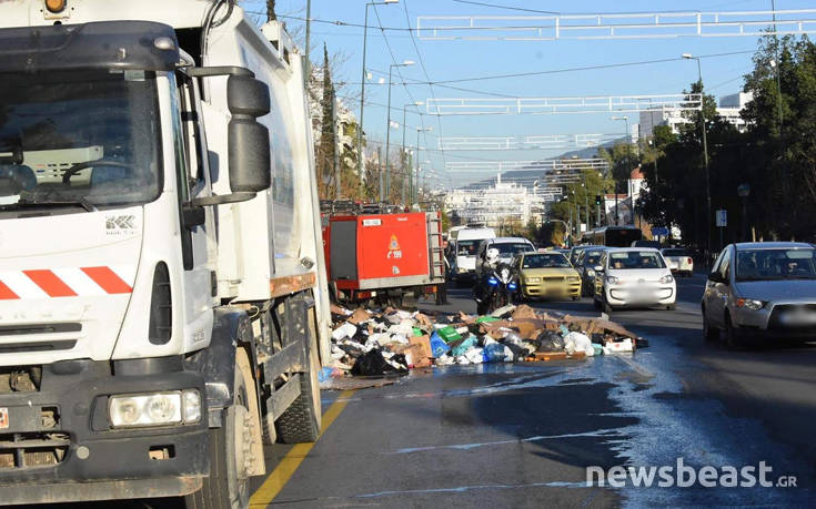 Απορριμματοφόρο πήρε φωτιά και «πνίγηκε» στα σκουπίδια η Βασιλίσσης Σοφίας