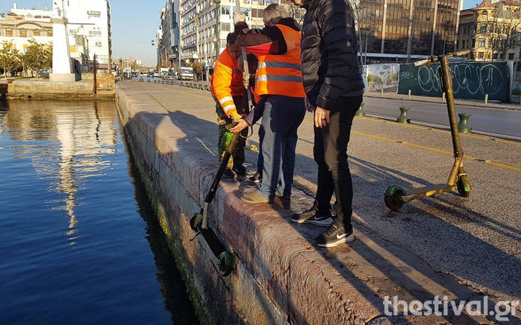 Ψάρεψαν ηλεκτρικά πατίνια από τον Θερμαϊκό