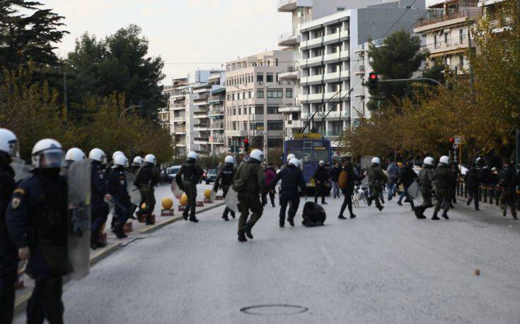 Ένταση στην Ευελπίδων κατά τη μεταγωγή των συλληφθέντων στο Κουκάκι