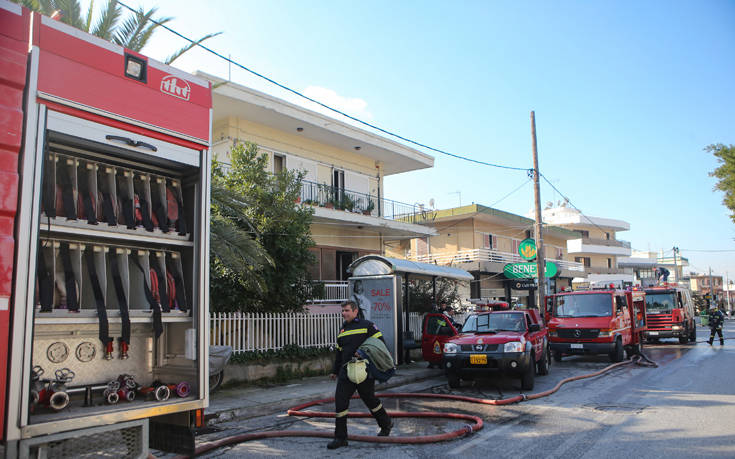 Φωτιά τώρα σε διαμέρισμα στα Μελίσσια, τέσσερις εγκλωβισμένοι