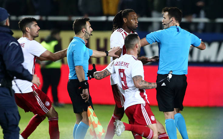 Ολυμπιακός: Χάνει το ντέρμπι με την ΑΕΚ ο Σεμέδο, δέχθηκε κόκκινη μετά το τέλος του ματς