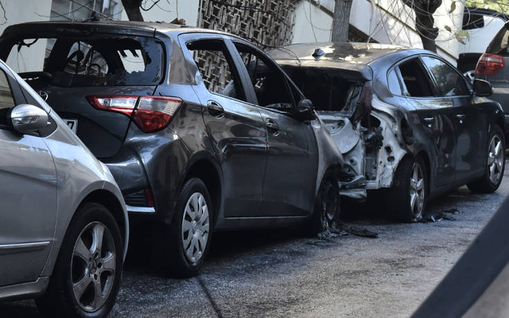 Εικόνες από τα πυρπολημένα αυτοκίνητα στο Κολωνάκι