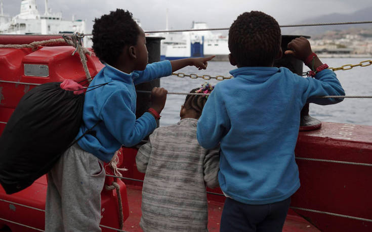 Το πλοίο Ocean Viking θα αποβιβάσει 403 μετανάστες στον Τάραντα
