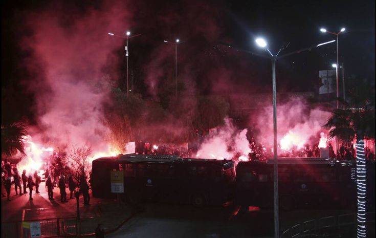 Ένταση και επεισόδια έξω από το «Καραϊσκάκης»