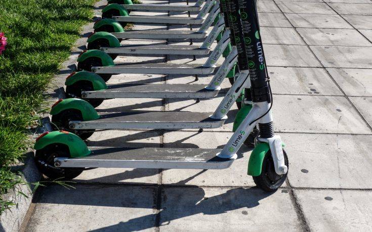 Συγκλονιστικά πλάνα από το τροχαίο στη Μεσογείων με την παράσυρση του 12χρονου με πατίνι – Περαστικοί προσφέρουν τις πρώτες βοήθειες