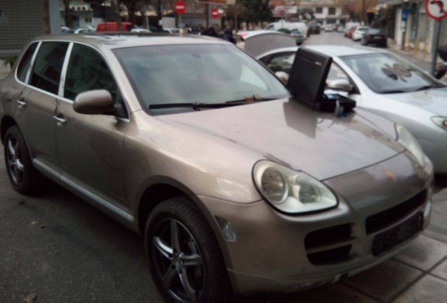 Μετέφερε παράτυπους μετανάστες με Porsche Cayenne που είχε κλεμμένες πινακίδες
