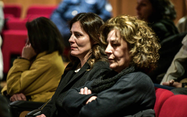 Η Μπέτυ Μπαζιάνα δίπλα στη Μάγδα Φύσσα στη δίκη της Χρυσής Αυγής