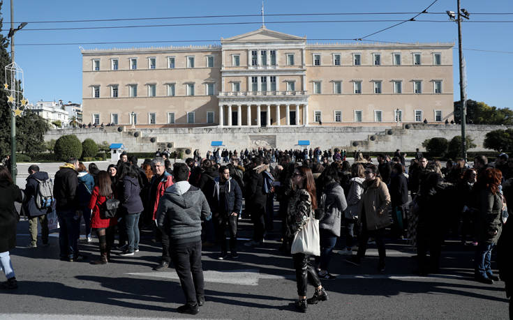 Στους δρόμους της Αθήνας εργαζόμενοι του ΟΑΕΔ