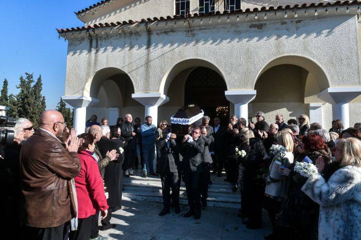 Πλήθος κόσμου στο «τελευταίο αντίο» στην Έρρικα Μπρόγιερ