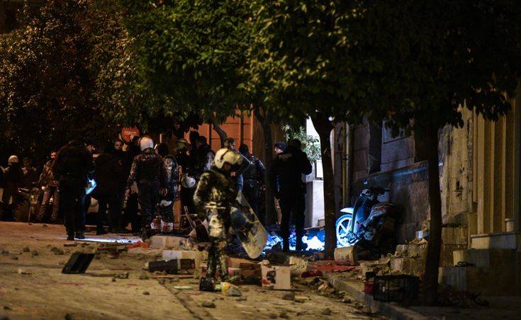 Σε νομικές ενέργειες προχωρούν οι αστυνομικοί για τις επιθέσεις στο Κουκάκι