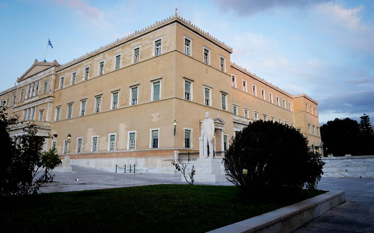 Μονάχα με προσωπικό ασφαλείας λειτουργεί πλέον η Βουλή των Ελλήνων