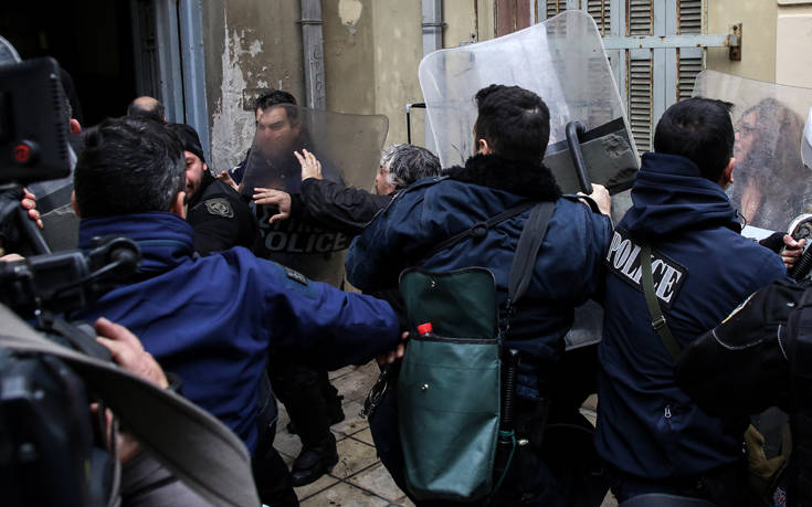 Οργή και ένταση στα δικαστήρια για τον δράστη του φονικού στην Κρήτη