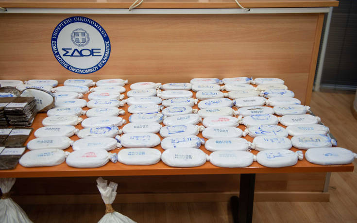 Βίντεο και φωτογραφίες από την κάνναβη 1,2 τόνων που βρέθηκε κρυμμένη σε χουρμάδες στον Πειραιά