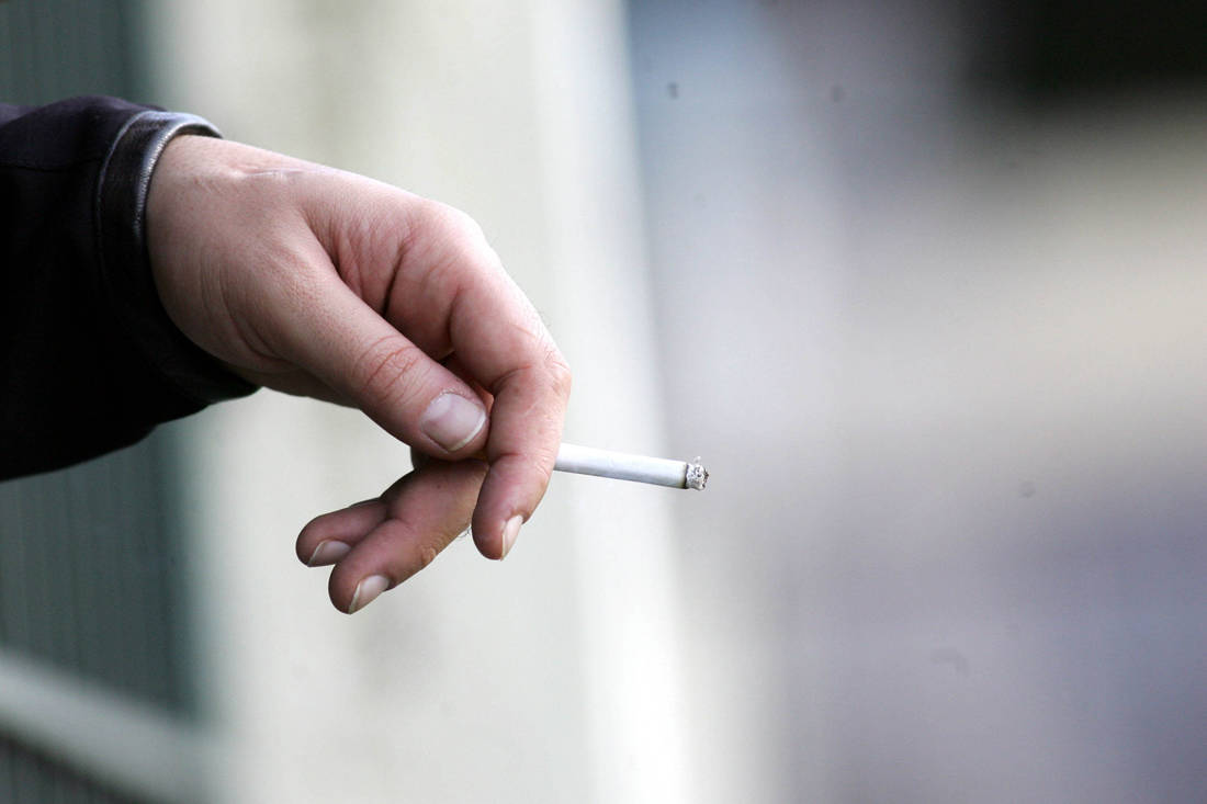 Τι είναι το smirting, η νέα μορφή φλερτ; -Η απαγόρευση του τσιγάρου φέρνει πιο κοντά όσους επιμένουν να καπνίζουν