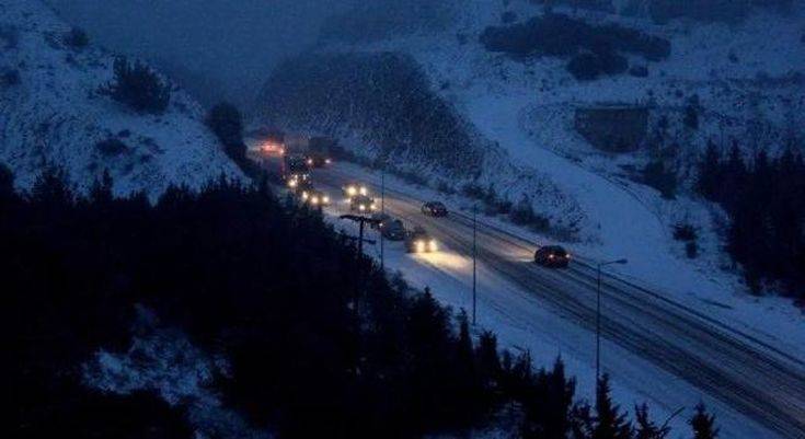 Πέφτει χιόνι στη Φθιώτιδα-Μάχη για να κρατηθούν οι δρόμοι ανοιχτοί