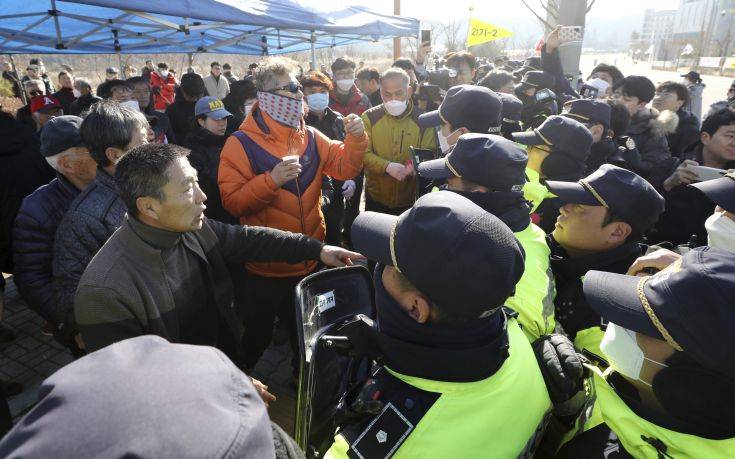Διαδηλώσεις και προπηλακισμοί στη Νότια Κορέα στις εγκαταστάσεις καραντίνας για τον κοροναϊό