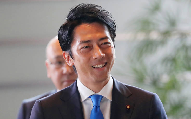 Ιάπωνας υπουργός παίρνει άδεια πατρότητας και προκαλεί ποικίλες αντιδράσεις