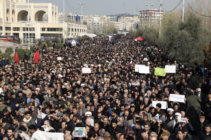 Κοσμοσυρροή στους δρόμους της Βαγδάτης για την κηδεία του Κασέμ Σουλεϊμανί