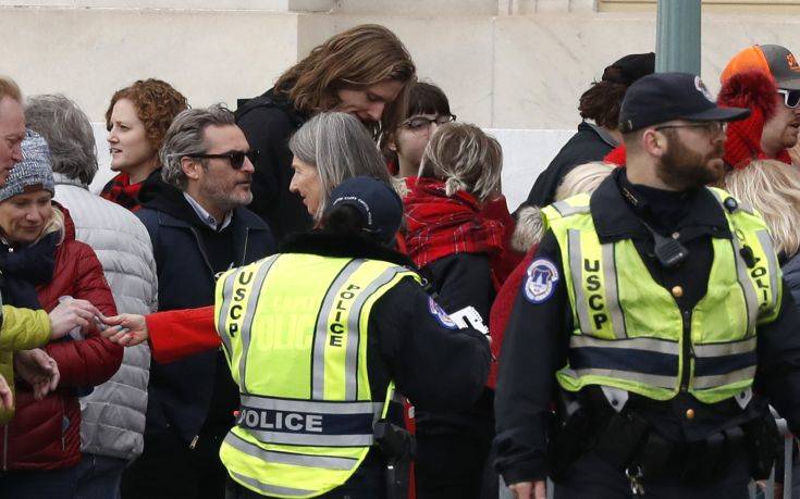 Προσήγαγαν τον Χοακίν Φίνιξ επειδή διαδήλωνε έξω από το Καπιτώλιο