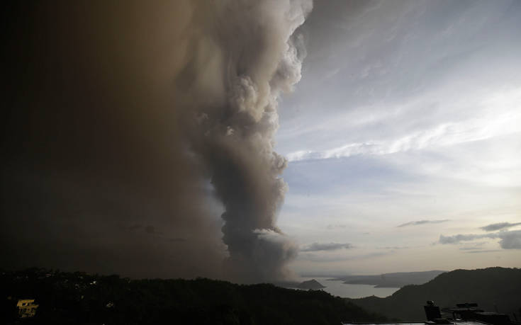 Γάμος με φόντο τους καπνούς του ηφαιστείου Ταάλ στις Φιλιππίνες