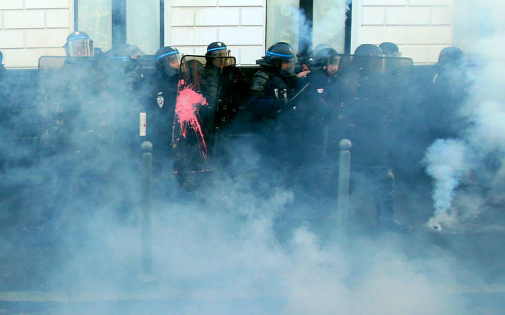 Συγκρούσεις αστυνομίας – διαδηλωτών σε πορεία κατά της συνταξιοδοτικής μεταρρύθμισης Μακρόν